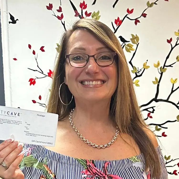 Violet, a 6-Week Challenge member, smiling with her prize voucher